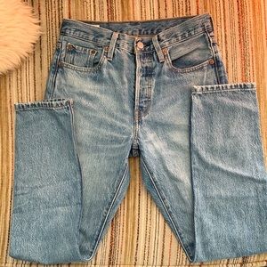 Levi’s 501 Skinny. 25 W / 28 L. 100% cotton.